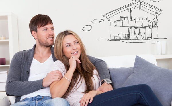 couple qui imagine sa future maison